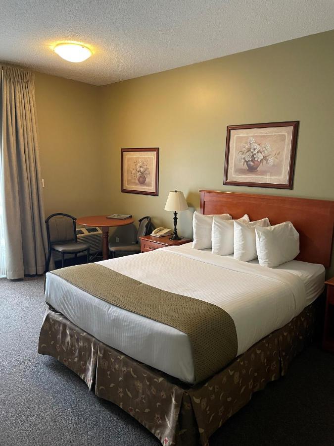 Village Creek Country Hotel
